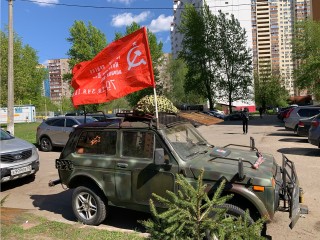 Джип «Победа-80» везет гуманитарную помощь на фронт