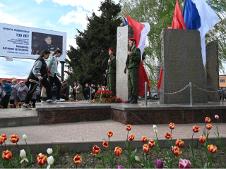 Чтение стихов и песни военных лет: школьники Ленинского округа участвуют в «Вахте Памяти»