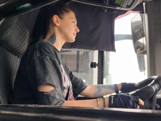 «Нравится рулить»: красотка-водитель автобуса ценит романтику и внимание пассажиров