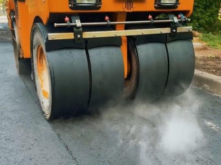 В Подольске начали укладывать асфальт во дворе домов на улице Кирова