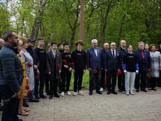 Краснознаменцы принесли цветы защитникам Москвы, похороненным в Беличьем парке