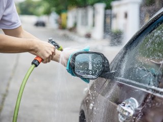 Садоводам напомнили о штрафе за мойку авто на общественной земле