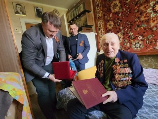 Ветерану двух войн из Серпухова передали поздравительный адрес от губернатора Подмосковья