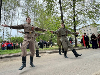 Ветерана Клавдию Ровинскую в Можайске поздравили с Днем Победы концертом у дома