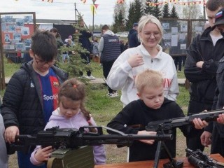 Сотрудники Росгвардии познакомили детей с военной техникой в Бужанинове