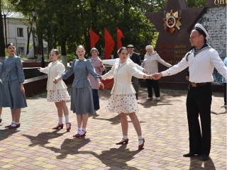 Жителей Лотошина научили танцевать «Вальс Победы»