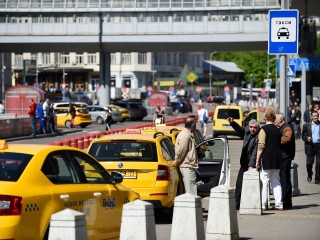Таксисты обогнали курьеров по безопасности вождения
