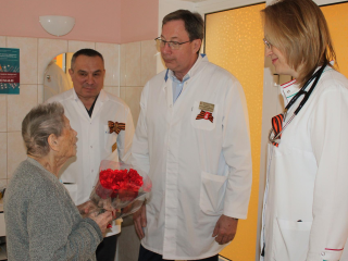 В Пушкинской больнице поздравили с Днем Победы 95-летнюю труженицу тыла
