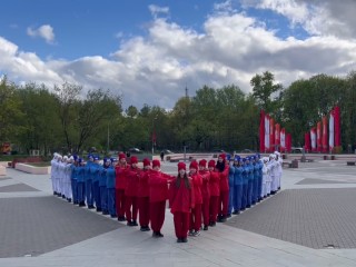 Патриотический флешмоб с символом Победы прошел в Красногорске
