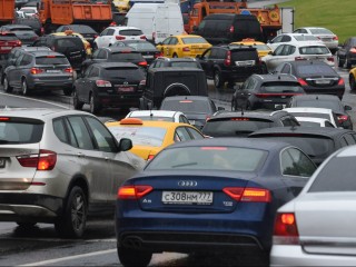 В среду утром неожиданно выросло количество машин на дорогах Подмосковья