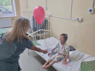 Праздник в палатах: маленькие пациенты получили подарки ко Дню защиты детей