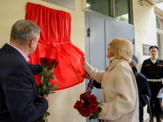 Мемориальную доску в память о бывшем директоре открыли на здании школы в Мытищах