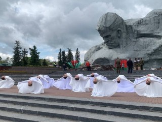 Краснознаменцы станцевали в Брестской крепости