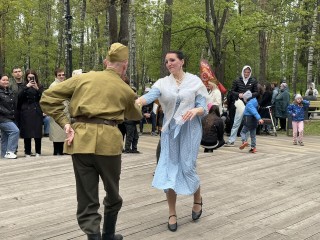 Вальс и фокстрот подарили ветеранам танцоры из Балашихи