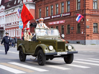 Ветеран Сергиева Посада промчался по городу на советском внедорожнике