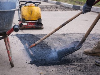Ямы на бульваре Маршала Крылова в Одинцове залатают после закупки материалов