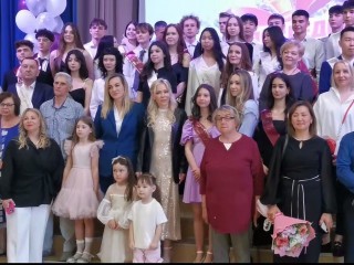 Екатерина Мизулина поздравила выпускников школы в Химках на последнем звонке