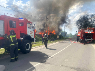 В Дединове горят 3 дома, пожарные работают на месте происшествия