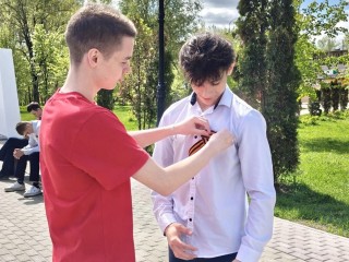 Студенты техникума раздавали георгиевские ленты на улицах и в парках Павловского Посада