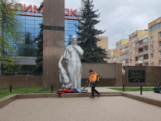 В Климовске навели порядок и высадили цветы у памятника «Скорбящая мать»