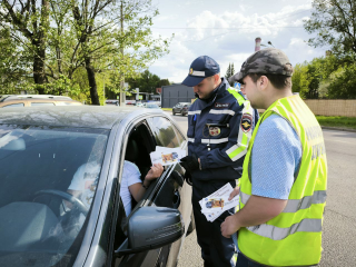Дорожные полицейские и дружинники в Чехове проверили водителей на трезвость