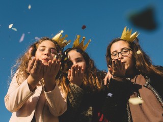 Подростки на голове у одноклассницы приготовили торт в Балашихе