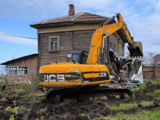 В Талдоме начали демонтаж аварийного жилого дома 1918 года постройки