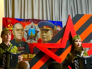 Студенты бронницкого ГУОР подпевали военным песням на концерте к Дню Победы