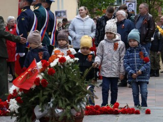 Жители Воскресенска возложили цветы к Вечному огню