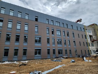 В строящемся корпусе центра образования №5 завершается облицовка фасада