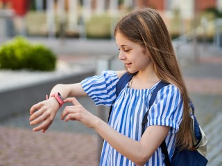 Родителям посоветовали дать ребенку в детский лагерь смарт-часы с GPS