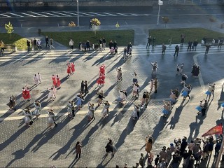 Сотня танцоров исполнила «Вальс Победы» в Волоколамске