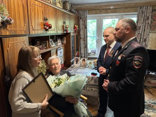 Ветерана Бориса Карпича с Днем Победы поздравил глава округа и начальник полиции