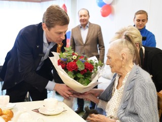 Глава Минкульта Подмосковья поздравил дмитровского ветерана с Днем Победы