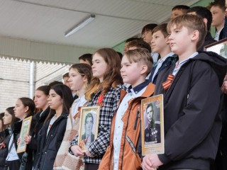 Школьники Лыткарина провели «Бессмертный полк» в честь 80-летия Победы