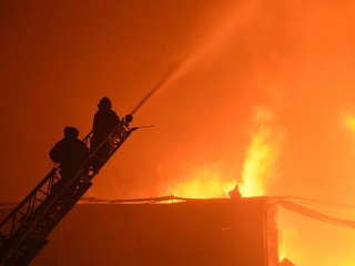 Пожарные из Долгопрудного помогают тушить масштабный пожар в Химках