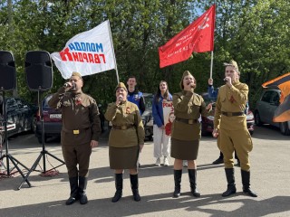 Ленинские молодогвардейцы провели парады у домов ветеранов