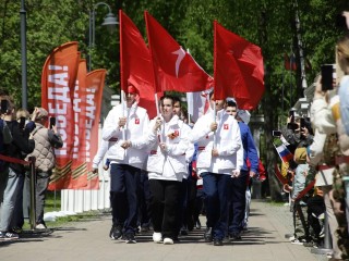 Молодежь Воскресенска вышла на праздничное шествие под «Прощание славянки»