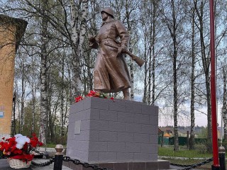 В квартале Наташино открыли новую площадку клуба и памятник Советскому солдату