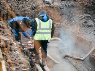В Химках рядом с Барашкинским прудом завершили ремонт поврежденного трубопровода