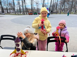Праздничная весна в пасмурном Серпухове — парки ждут гостей