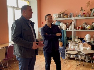Депутат МособлДумы и директор Обуховской музыкальной школы обсудили ремонт в учреждении