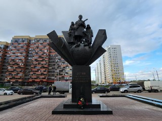 В Лосино-Петровском обновили памятник детям войны перед Днем Победы