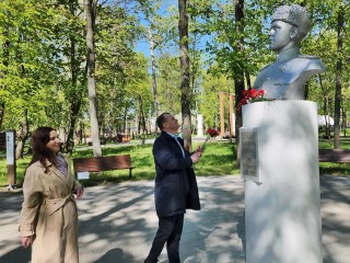 Сотрудники серпуховского завода обновили памятник Герою Советского Союза Олегу Степанову