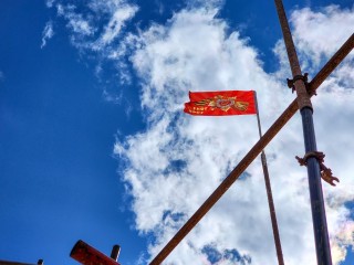 Флаг в честь Дня Победы развевается на строящемся Никольском храме в Подольске