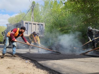 Дорогу на улице Октябрьской ремонтируют в Лосино-Петровском