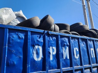 Жителям Ершова пояснили, когда вывезут мусор от школы