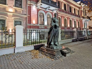 Новая книга о фарфоровой коллекции Анны Мараевой выходит в свет