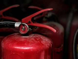 Пожарные ликвидировали возгорание в автосалоне в Ленинском около МКАД
