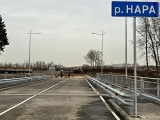 На набережной в Наро-Фоминске демонтируют старый мост через реку Нара